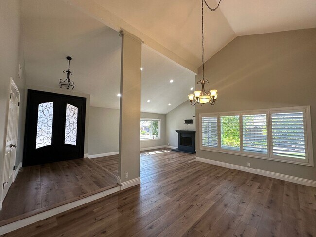 Building Photo - Stunning 4+2 Pool Home Home In Westlake Hi...