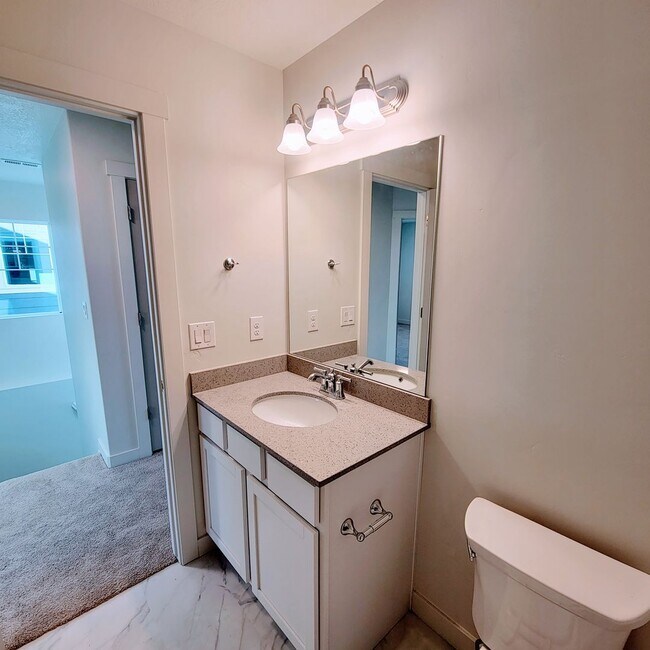 Building Photo - Gorgeous Townhome!!!