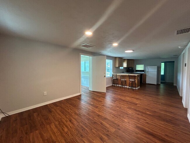 Building Photo - Charming 2 bedroom, 2 bath + bonus office ...