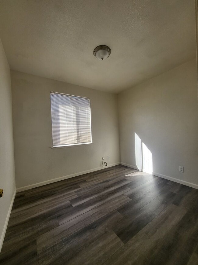 Building Photo - Great Location! 3BD and 2BA