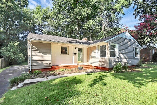 Building Photo - Discover the charm of this brick ranch nestled in the heart of Madison Park