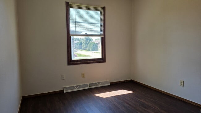 Building Photo - "3-Bed Townhouse with 1.5 Baths in Appleton!