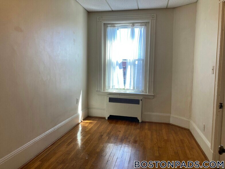 Building Photo - 912 Beacon St