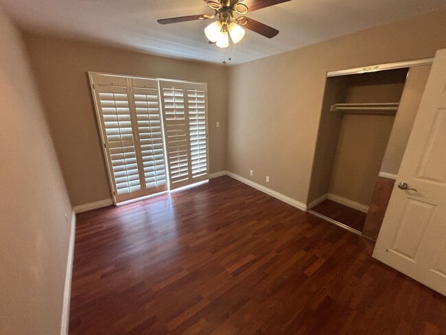 Building Photo - Beautiful 3 bed 2.5 bath townhouse in Spanish Trails!