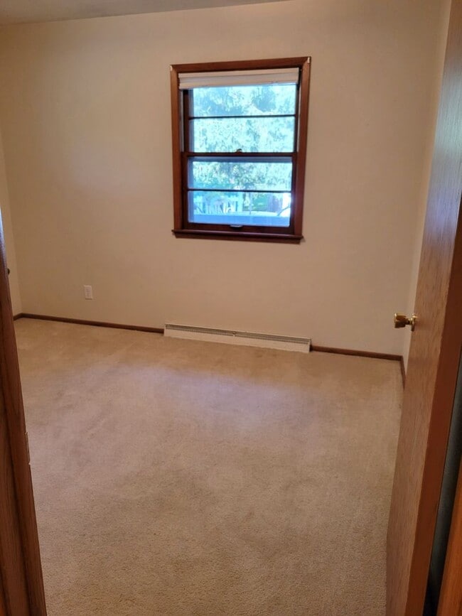 Building Photo - 3 Bedroom Unit