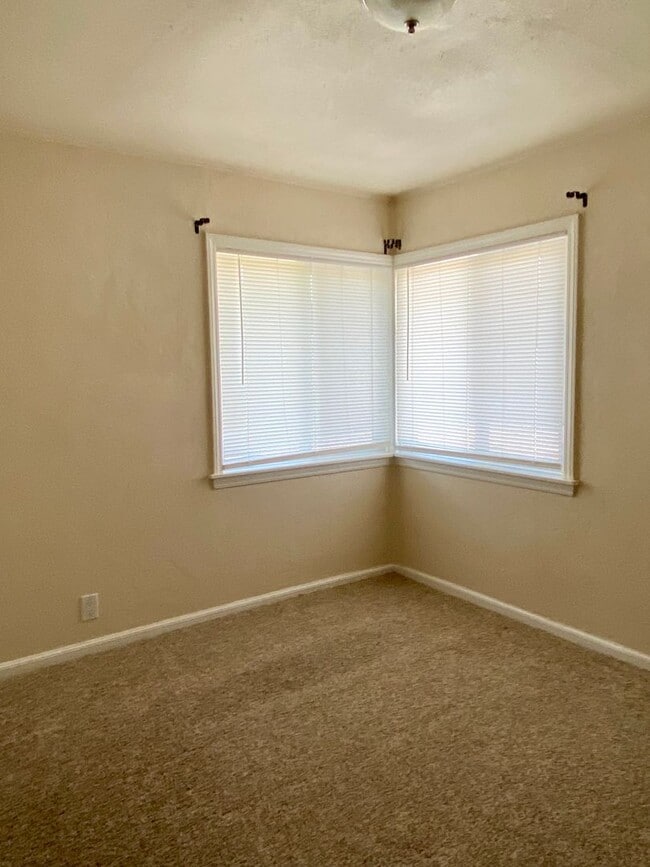 Building Photo - Charming 2bdrm, 1.bath house with garage, workshop space and large yard