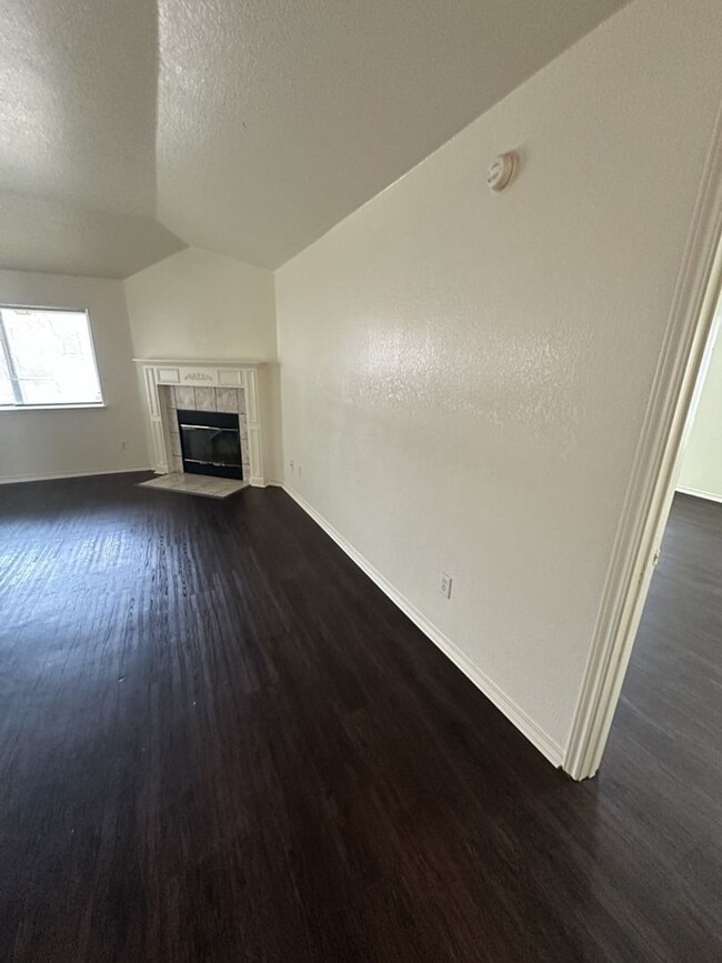 Building Photo - 4 Bed 2 Bath Available Now!