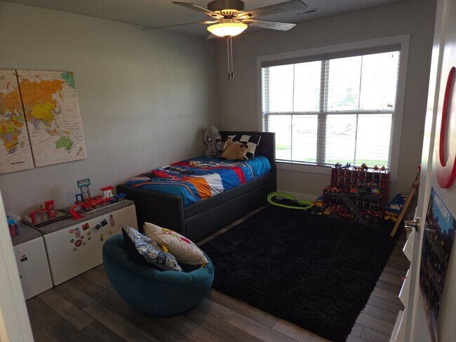 Building Photo - 3 bd, 2 ba house in E Columbia in great move-in shape, fenced, corner lot, w/d provided.