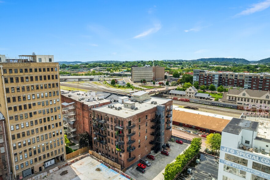 Building Photo - 220 W Jackson Ave