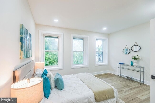 Building Photo - 1129 8th St NE