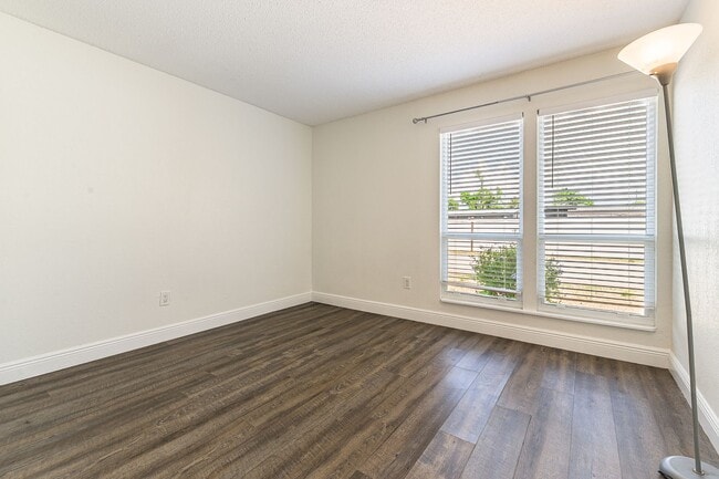 Building Photo - Desirable Location - 2-bed 2-bath Condo 5 ...