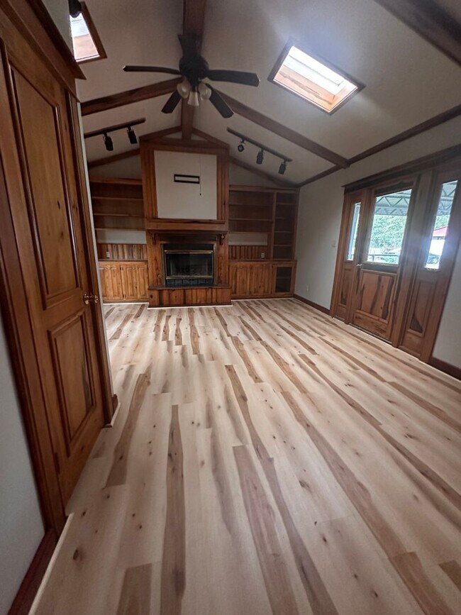 Building Photo - 3303 Thunderbird Ln