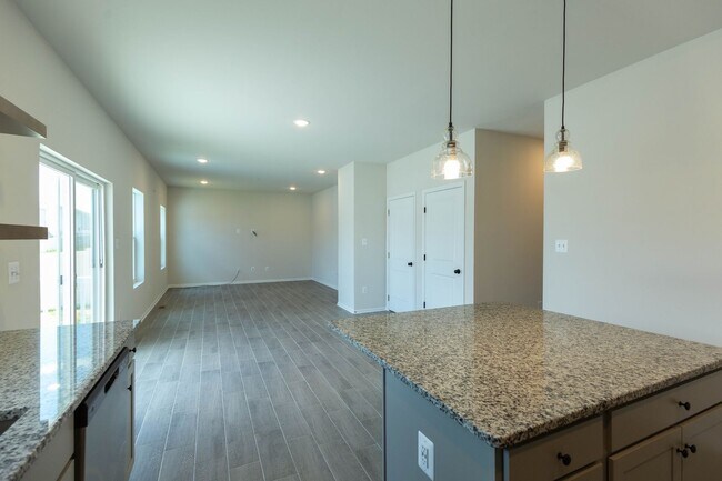 Building Photo - 4 Bed, 3 Bath, Single Family Home in Hedgesville, WV