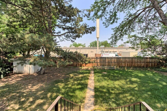 Building Photo - 2110 Applewood Rd