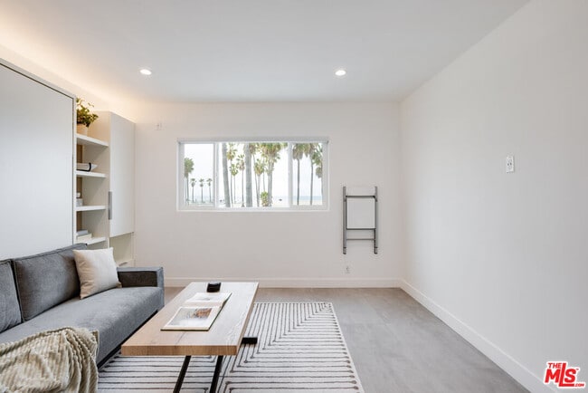 Building Photo - 1313 Ocean Front Walk