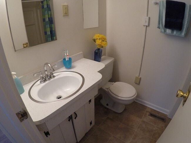 Building Photo - 3001 Kossuth St