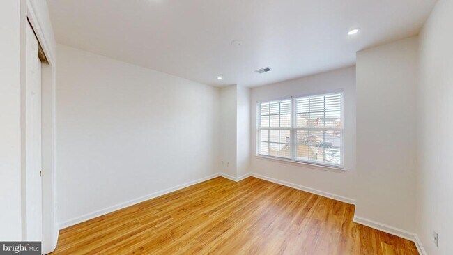 Building Photo - 527 Sparkleberry Terrace NE