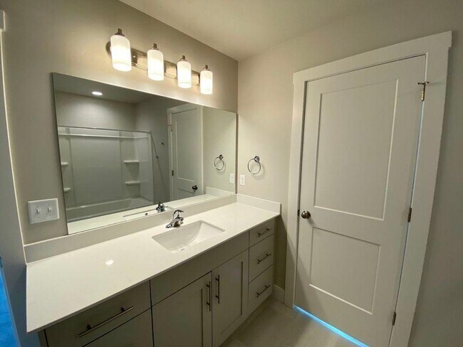 Building Photo - 3 bed 2.5 Bath Clean and Move-in Ready