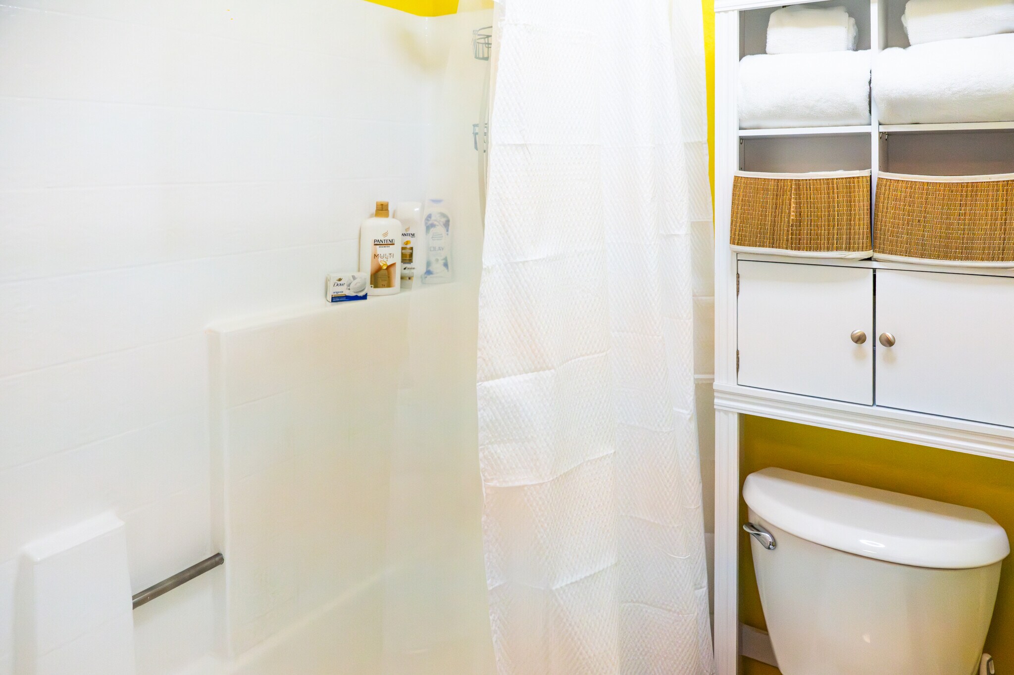 Bathtub/Shower - 11120 Moorpark St