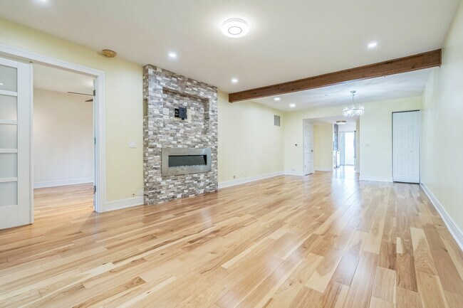 Building Photo - 1703 Northfield Square