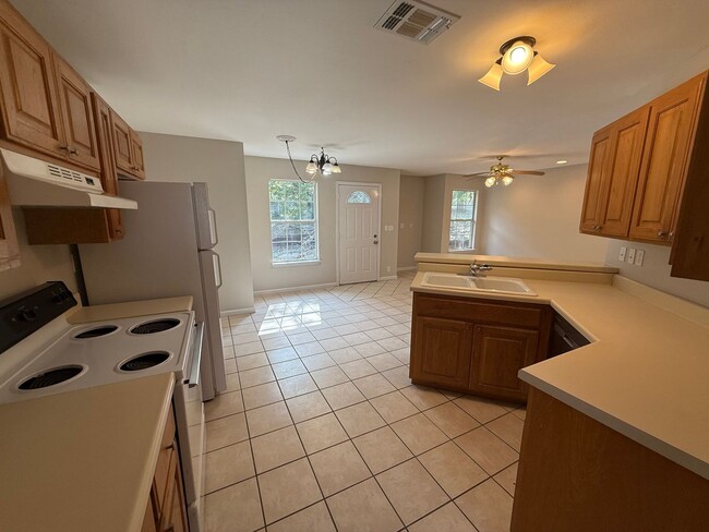 Building Photo - NEW ON MARKET