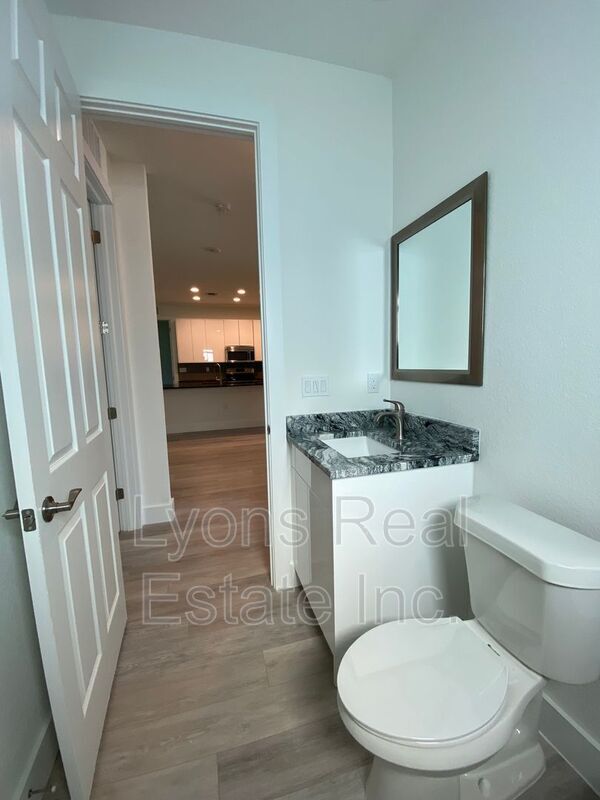 Building Photo - 2635 Starview Ave