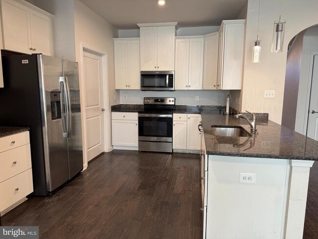 Building Photo - 5363 Yellow Birch Wy