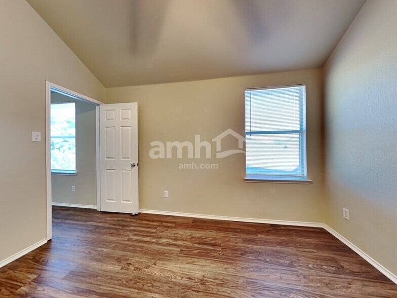 Building Photo - 421 Hackberry Dr