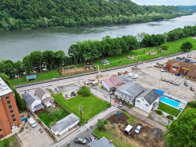 Building Photo - AVAILABLE NOW! Don't miss this amazing 3-bedroom with a RIVERFRONT view in Brackenridge!