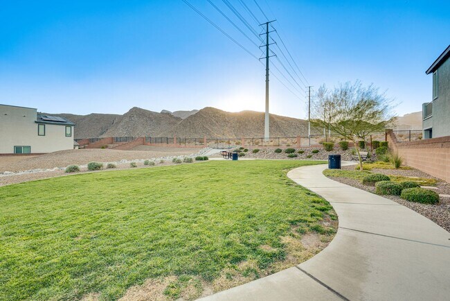 Building Photo - Like new, split-level, 3 bed, 2.5 bath, with bonus room & Strip views in West Las Vegas!