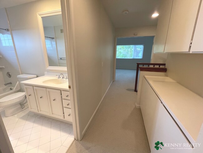 Building Photo - Large 3 Bedroom, 2.5 Bathroom, Great Neigh...