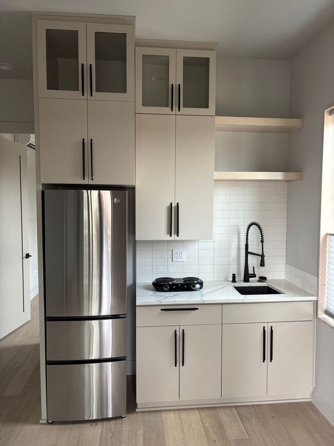 Building Photo - MOVE IN SPECIAL! One bedroom apartment on Bend's SW side. End Unit