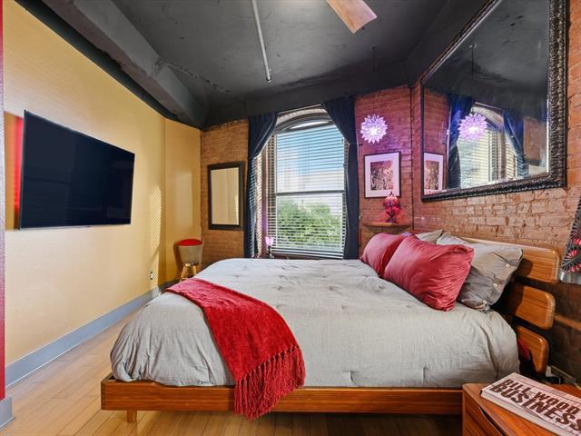 Building Photo - 910 Houston St