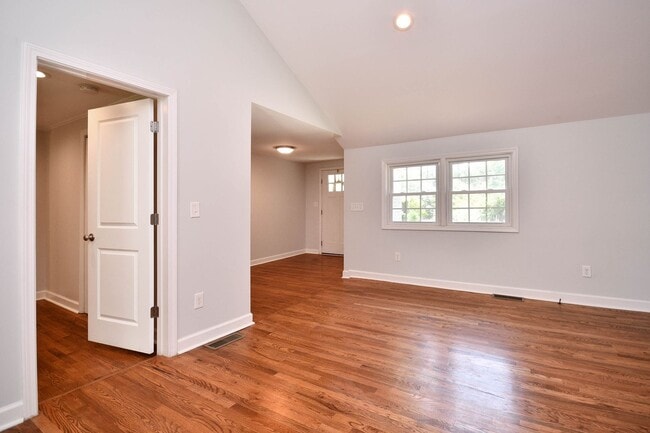 Building Photo - Charming 3/2.5 House with Lawn Care included!