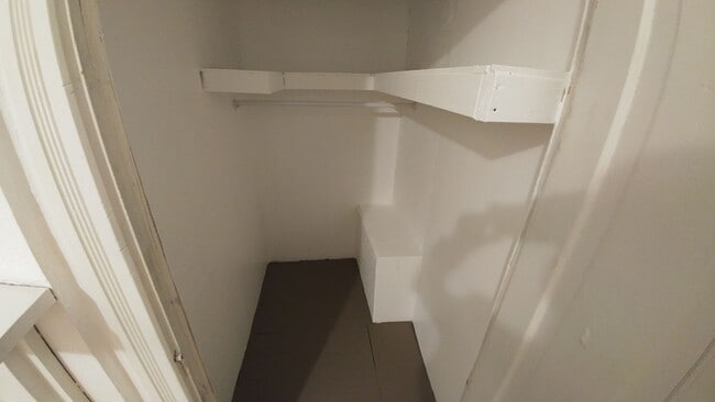 Building Photo - Large 3 bedroom, 2 bathroom freshly renovated house with stainless steel appliances!!