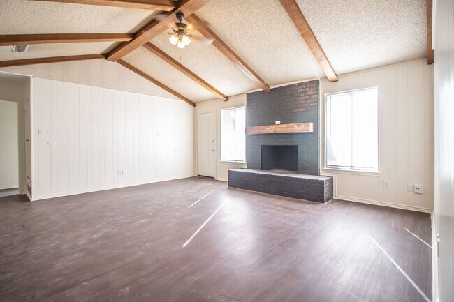 Building Photo - Charming 3 Bedroom 2 bathroom house WITH SOLAR