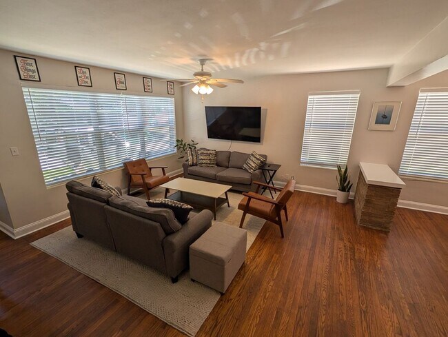 Building Photo - Affordable Sober Living for $200/WEEK