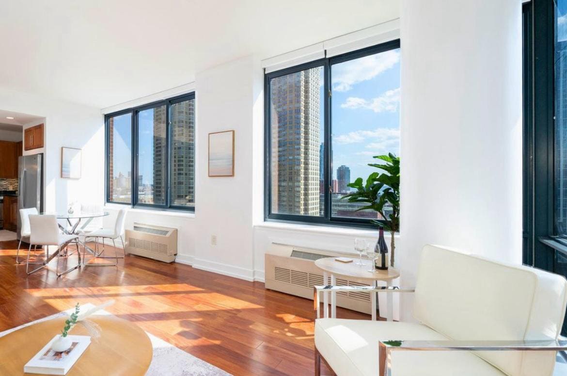 Sun lit Rooms - 389 Washington St