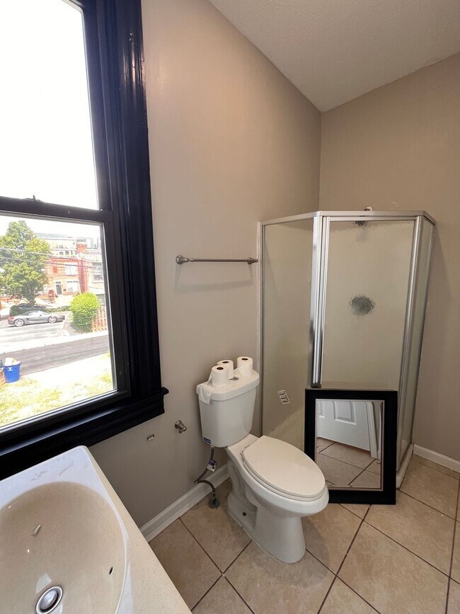 Building Photo - Large Home in ShadySide, Newly Rennovated!