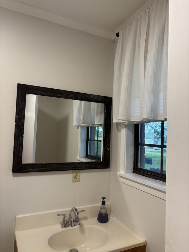 Building Photo - 1803 Thomas Ln