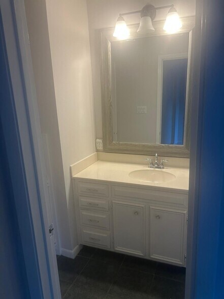Private Bathroom - 916 Country Club Ln