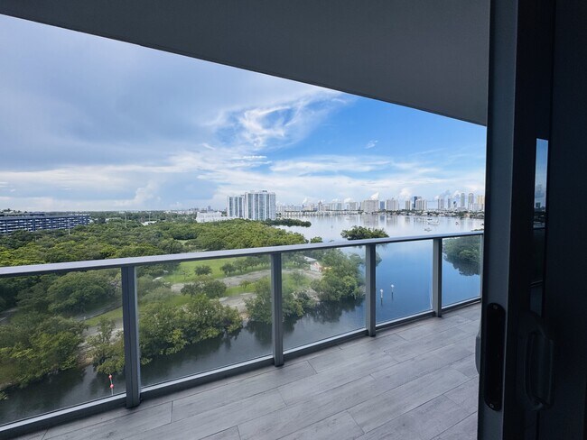 Building Photo - 16385 Biscayne Blvd