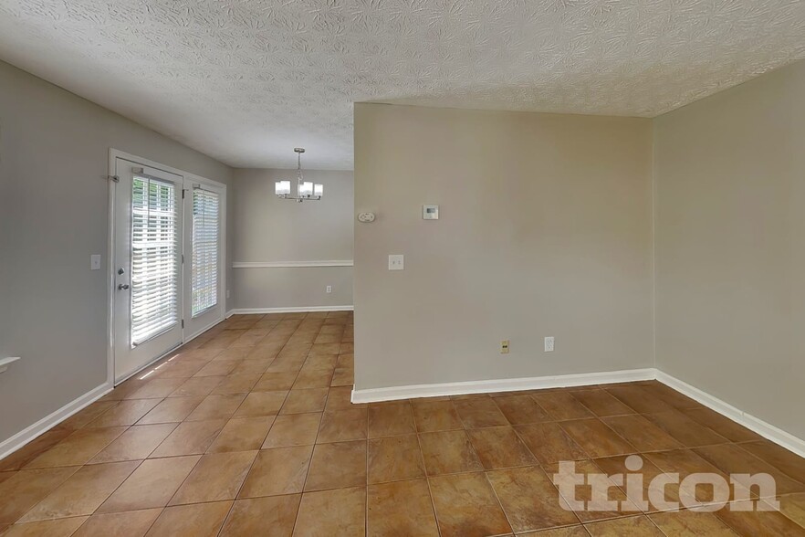 Building Photo - 261 Silver Ridge Dr
