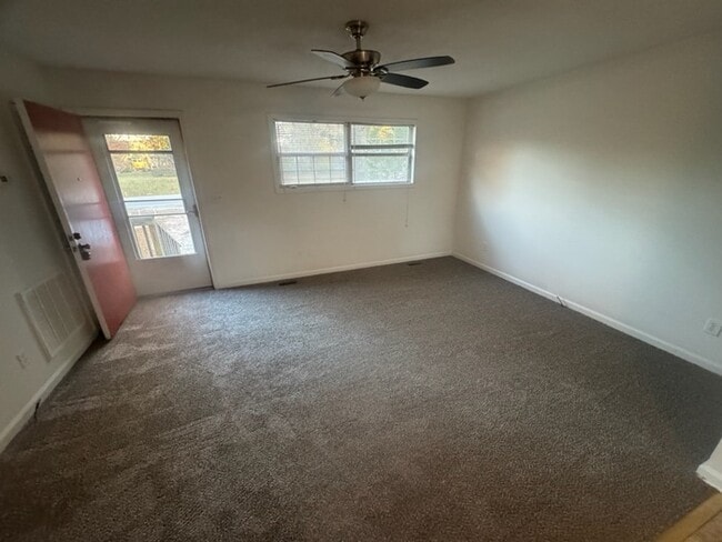 Building Photo - Adorable 2 Bed 1 Bath Duplex, Available Now!