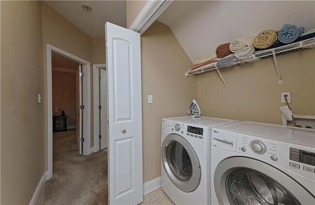 Building Photo - 5 Bedroom 3.5 Bathroom House in Douglasvil...