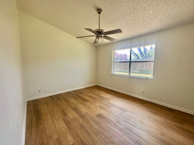 Building Photo - AVAILABLE NOW!