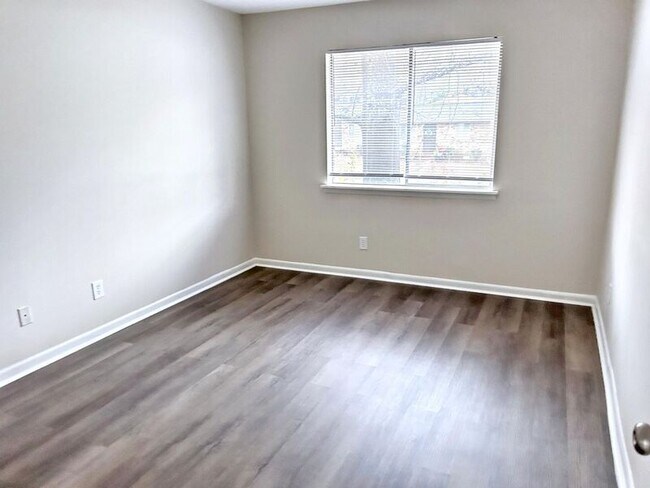 Building Photo - 7736 Rugby Ave