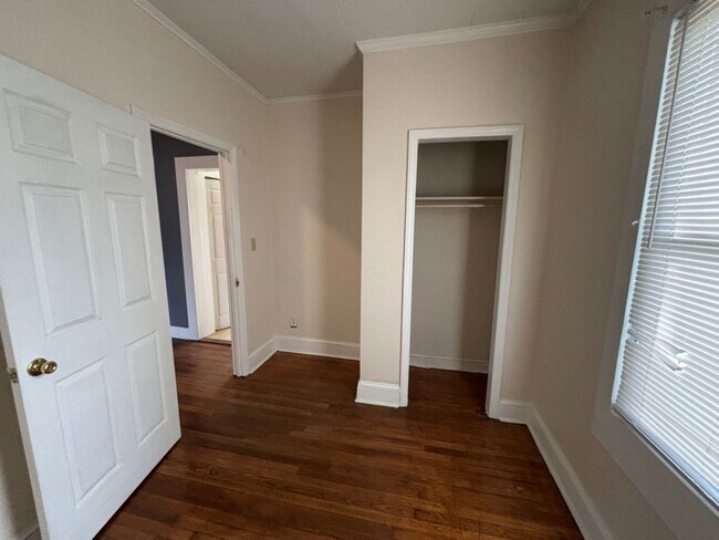 Building Photo - COMING SOON! 3 beds and 1 Bath-  DEPOSIT-FREE Renting option thru OBLIGO! Deposit Alternative ava...