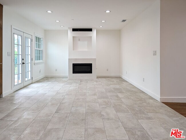 Building Photo - 450 N Sunnyslope Ave