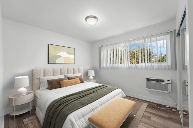 Building Photo - 925 W 30th St